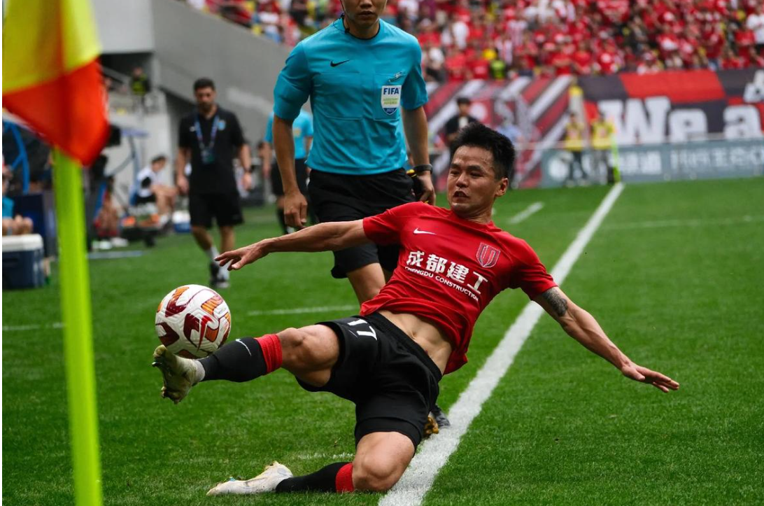 亿博app官方下载包含法甲赛程吃紧，成都蓉城转会期远射贴柱，悬念犹存，身体对抗强度拉满的词条