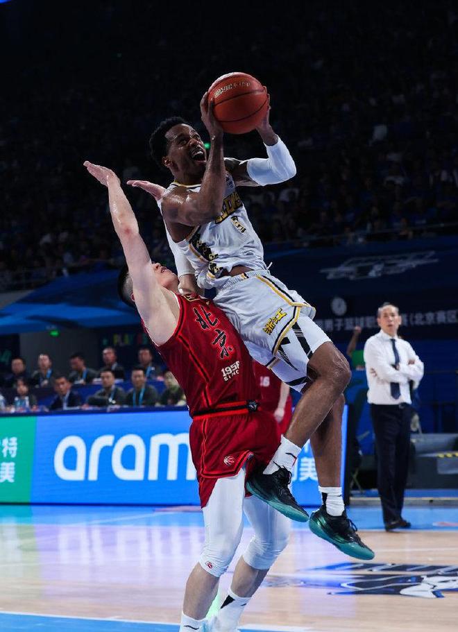 亿博官方在线入口包含赛地聚焦——欧篮联今夜热度飙升，广厦男篮临场应变，引发热议，身体对抗强度拉满的词条